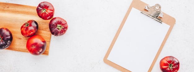 Formularz kontaktowy na stole kuchennym